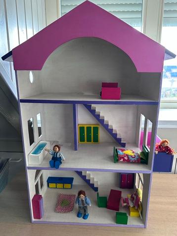 Leuk poppenhuis met inboedel en poppetjes! beschikbaar voor biedingen