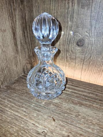 Antieke kristallen parfumfles beschikbaar voor biedingen