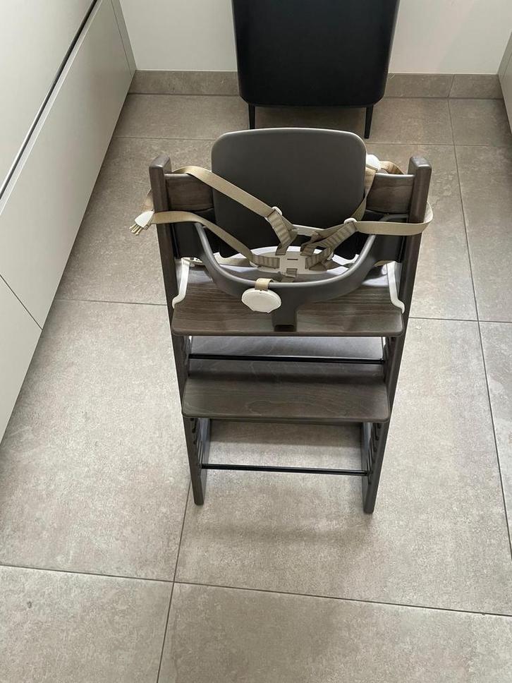 Stokke Tripp Trapp bruin compleet met zitje en harnas, Kinderen en Baby's, Kinderstoelen, Gebruikt, Meegroeistoel, Gordel(s), Ophalen