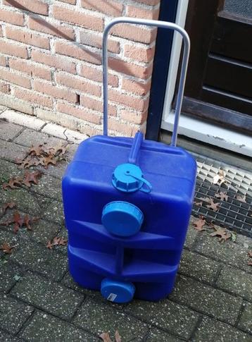 25 liter JerryCan met wielen beschikbaar voor biedingen