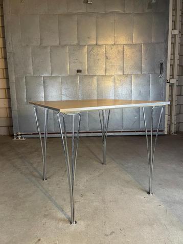 Fritz Hansen eettafel vierkant beschikbaar voor biedingen