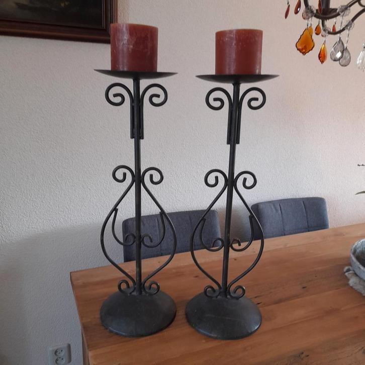 Set van 2 metalen kandelaars, Huis en Inrichting, Woonaccessoires | Kandelaars en Kaarsen, Gebruikt, Kandelaar, 50 tot 75 cm, Metaal