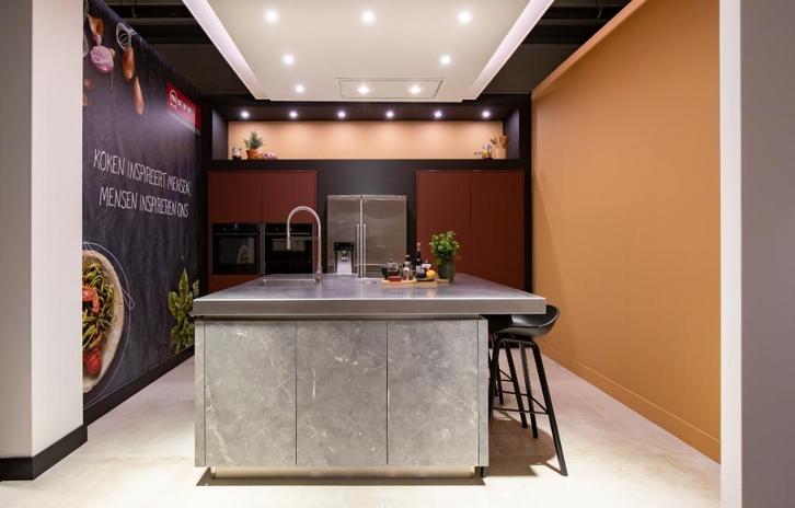 Eilandkeuken met RVS werkblad en Amerikaanse koelkast, Huis en Inrichting, Keuken | Complete keukens, Nieuw, Enkelwandige keuken
