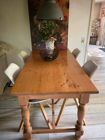 Eettafel en stoelen beschikbaar voor biedingen