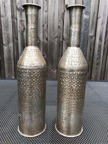 Mooie lichtmetalen vazen met oosters motief beschikbaar voor biedingen