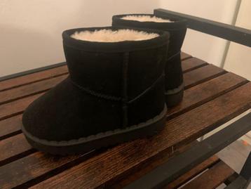 Mini UGG maat 24 helemaal nieuw zwarte laarsjes met vacht beschikbaar voor biedingen
