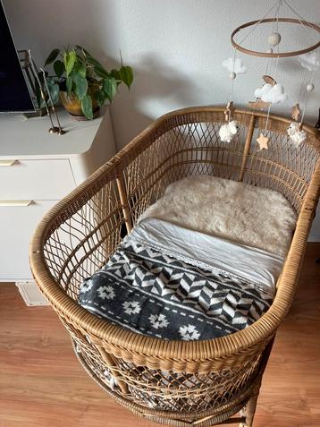 Prachtig uniek rotan vintage brocante baby bedje beschikbaar voor biedingen
