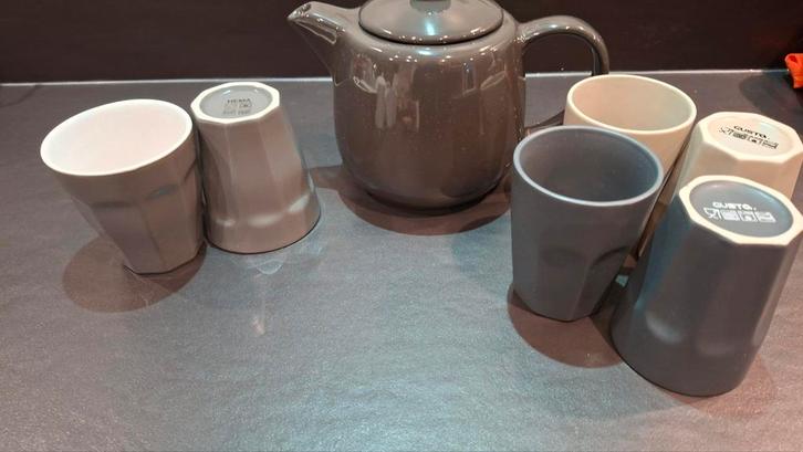 Antraciet kleurige theepot, div grijze bekers en 4 glazen, Huis en Inrichting, Keuken | Servies, Gebruikt, Kop(pen) en/of Schotel(s)