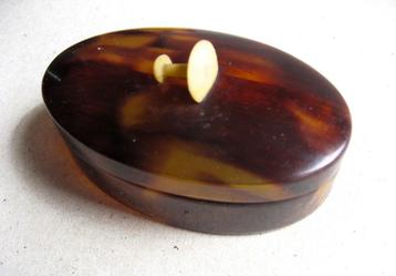 Antieke faux schildpad cellulose knopendoos beschikbaar voor biedingen