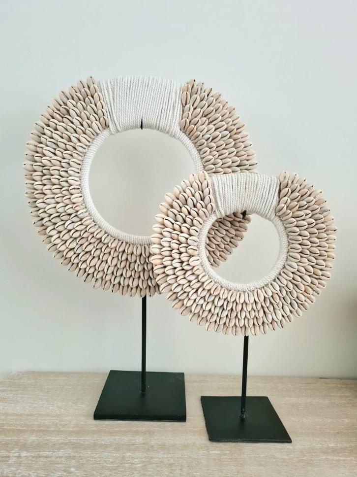 Ronde schelpenkrans op standaard Joko uit Bali, Huis en Inrichting, Woonaccessoires | Kransen, Nieuw, Ophalen of Verzenden