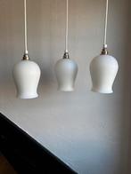 Vintage set 3 witte oude melkglas hanglampjes glazen kelk, Huis en Inrichting, Lampen | Hanglampen, Ophalen of Verzenden, Glas