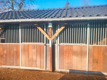 Twee stuks stalwand met staldeur beschikbaar voor biedingen