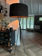 Vloerlamp in de kleur zwart, kap is van stof poten metaal, Ophalen of Verzenden, Zo goed als nieuw, Metaal, 150 tot 200 cm