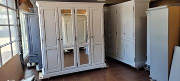 Vintage landelijke brocante garderobe kasten, kledingkasten beschikbaar voor biedingen