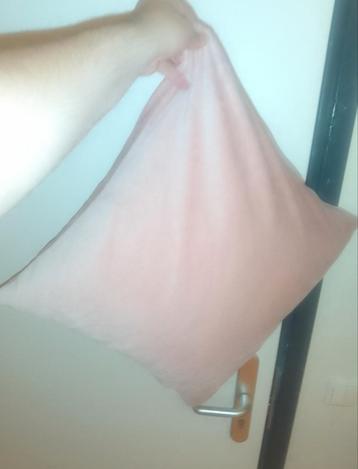 Zo goed als nieuw roze kussen  beschikbaar voor biedingen