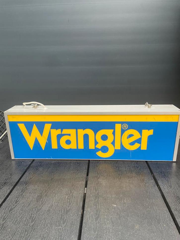 Vintage Wrangler Lichtbak - Jeans Store Decoratie, Huis en Inrichting, Lampen | Hanglampen, Gebruikt, Minder dan 50 cm, Metaal