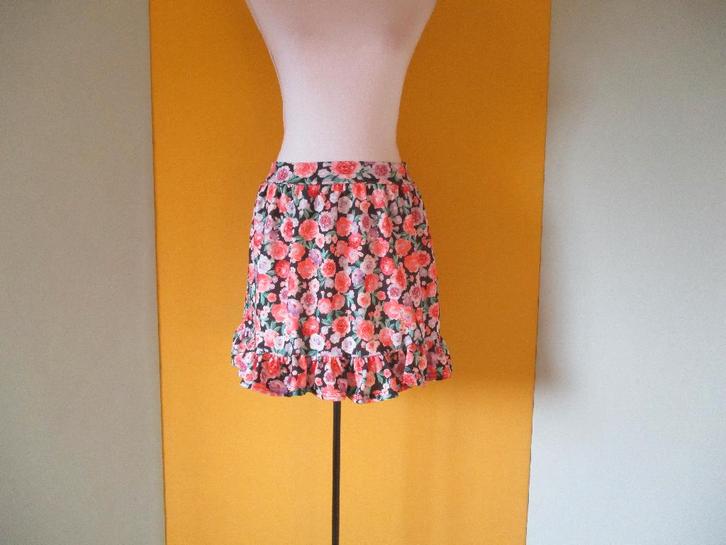 Boohoo rok maat 34 (made in UK), Kleding | Dames, Rokken, Zo goed als nieuw, Maat 34 (XS) of kleiner, Overige kleuren, Onder de knie