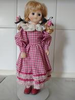vintage pop met stenen hoofd en standaard, Verzamelen, Poppen, Ophalen of Verzenden, Pop
