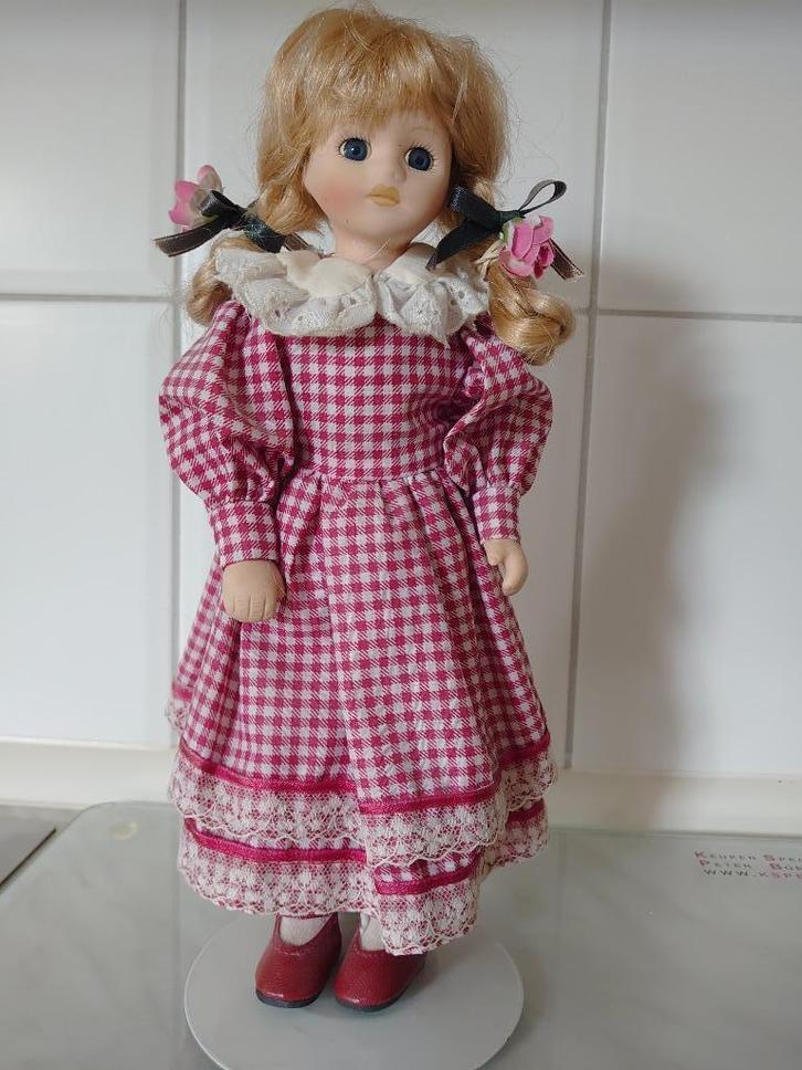 vintage pop met stenen hoofd en standaard, Verzamelen, Poppen, Pop, Ophalen of Verzenden