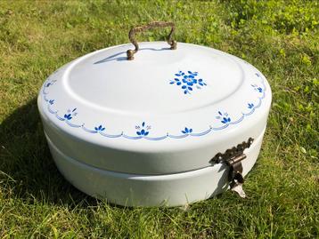Wit emaillen brood- of koektrommel met Delfts blauw decor beschikbaar voor biedingen