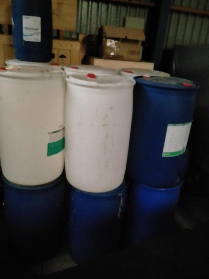 Kunstof ton  vloeistof vat  220 liter, Tuin en Terras, Regentonnen, Zo goed als nieuw, Kunststof, 150 liter of meer, Ophalen