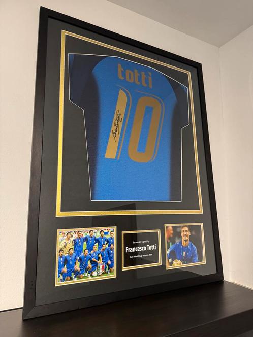 Francesco Totti Gesigneerd Shirt Ingelijst Italie WK 2006, Verzamelen, Sportartikelen en Voetbal, Nieuw, Shirt, Buitenlandse clubs