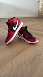 Air jordan 1 mid rood zwart, Ophalen of Verzenden, Zo goed als nieuw