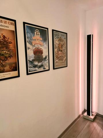 Stijlvolle staande lamp op betonnen voet  beschikbaar voor biedingen