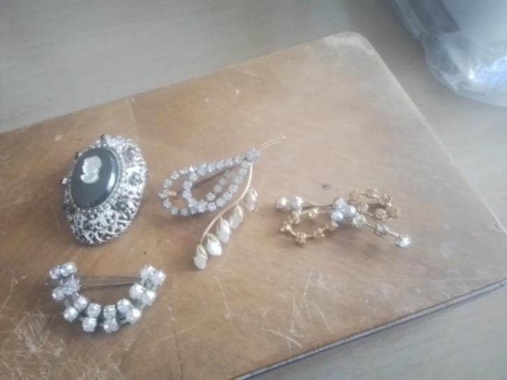 4 vintage broches, Sieraden, Tassen en Uiterlijk, Broches, Zo goed als nieuw, Overige materialen, Blauw, Ophalen of Verzenden