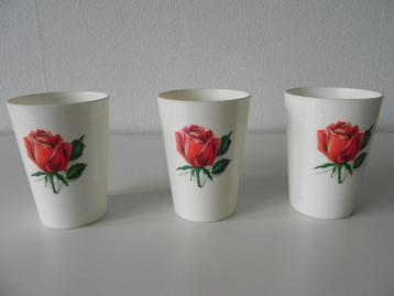 plastic beker rode roos - vintage beschikbaar voor biedingen