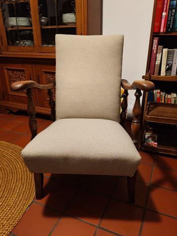 Vintage fauteuil met houten armleuningen beschikbaar voor biedingen