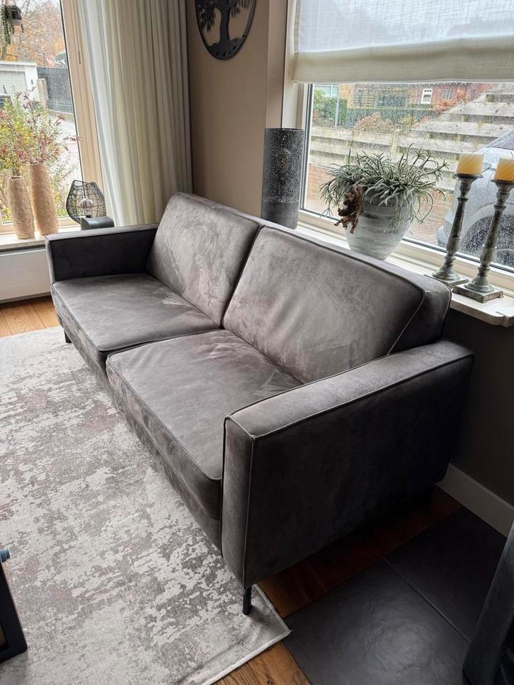 Stoere industriele ruime 3 zits bank kleur graphite grijs, Huis en Inrichting, Banken | Complete zithoeken, Zo goed als nieuw