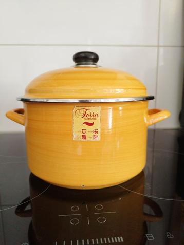 geëmailleerde pan van het merk Terra. beschikbaar voor biedingen