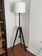 Staande lamp, Huis en Inrichting, Lampen | Vloerlampen, 100 tot 150 cm, Zo goed als nieuw, Hout, Zwart houten structuur en lampenkap van wit textiel