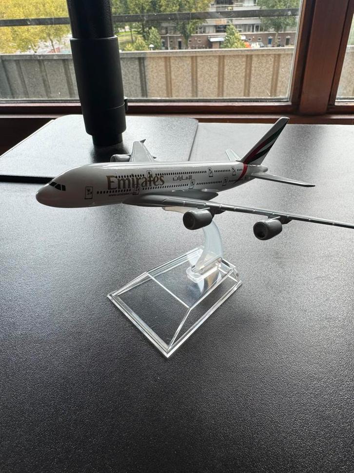 Emirates A380 modelvliegtuig met standaard – verzamelobject, Hobby en Vrije tijd, Modelbouw | Auto's en Voertuigen, Zo goed als nieuw