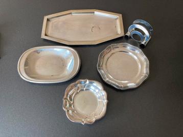Verzilverde schaaltjes en servethouder beschikbaar voor biedingen
