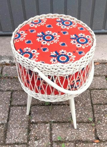 Vintage, retro naaikrukje, naaimand op pootjes. beschikbaar voor biedingen
