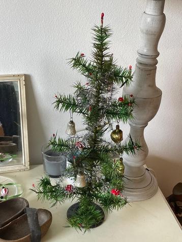  Oude feather tree kerst boompje met originele kerstballen beschikbaar voor biedingen