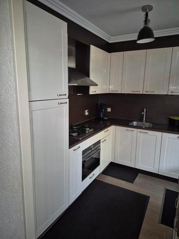 Witte Hoekkeuken met Apparatuur beschikbaar voor biedingen