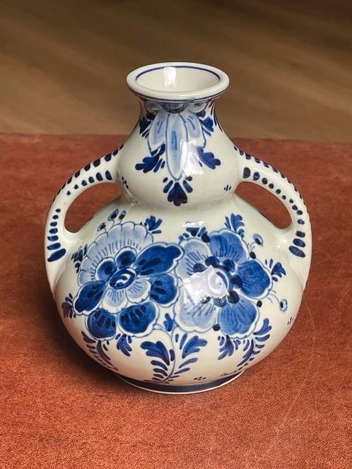 Klein handgemaakt Delfts blauw vaasje, Regina, Antiek en Kunst, Antiek | Vazen, Ophalen of Verzenden