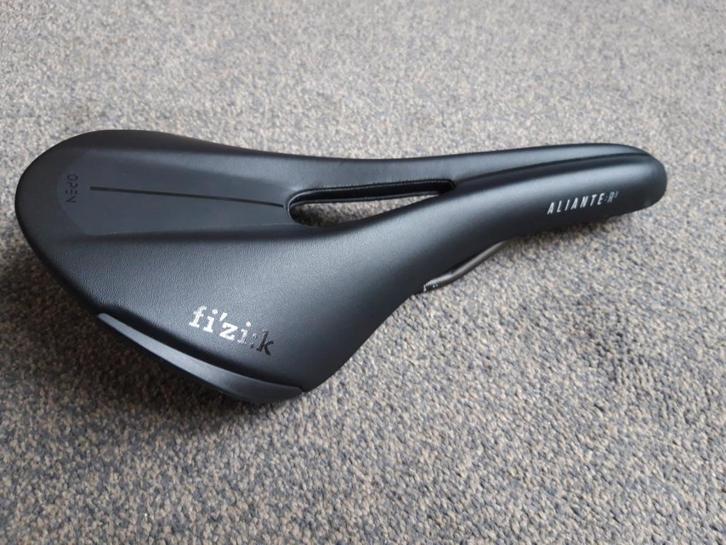 Fizik Aliante R3 Open Kium zadel / saddle., Sport en Fitness, Wielrennen, Zo goed als nieuw, Overige typen, Ophalen