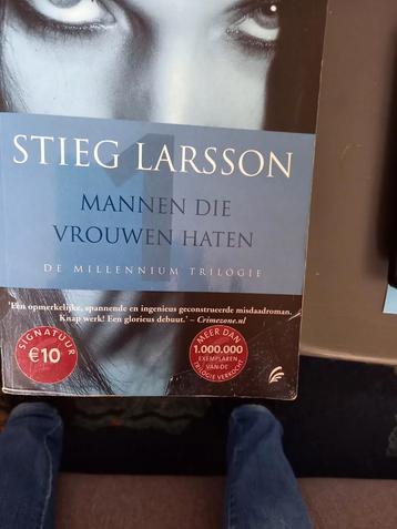 Stieg Larsson - Mannen die vrouwen haten beschikbaar voor biedingen