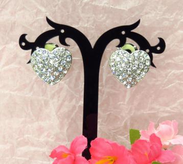 Zilverkleurige hart strass clip oorbellen. beschikbaar voor biedingen