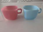 Twee vintage koffiekoppen/mokken melkglas roze/blauw Opale!, Ophalen of Verzenden, Overige stijlen, Kop(pen) en/of Schotel(s)