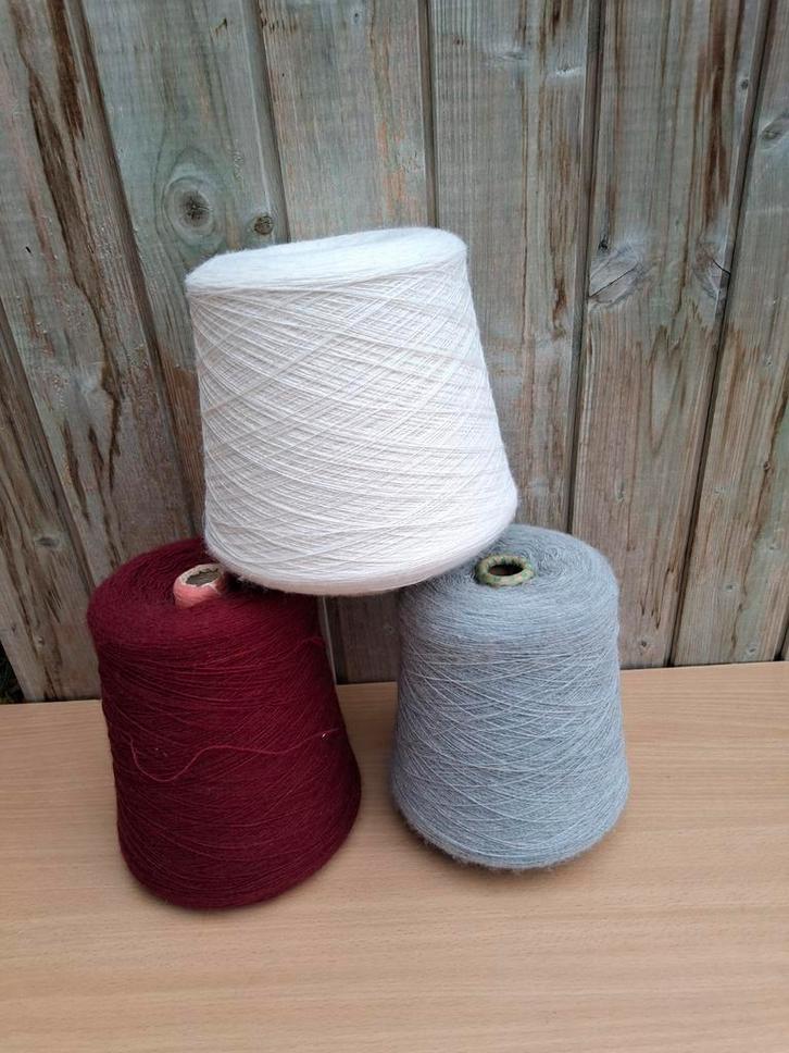 3 klossen breimachinegaren, donkerrood, grijs en off white, Hobby en Vrije tijd, Breien en Haken, Breien of Haken, Wol of Garen