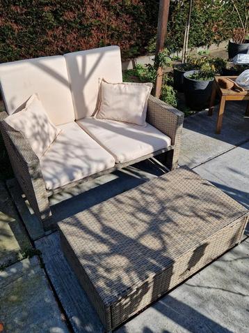 loungebank met tafel beschikbaar voor biedingen