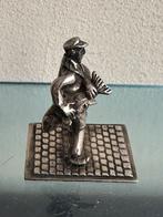 Verzilverde miniatuur Man met Karper vis beeldje, Ophalen of Verzenden, Gebruikt, Dier