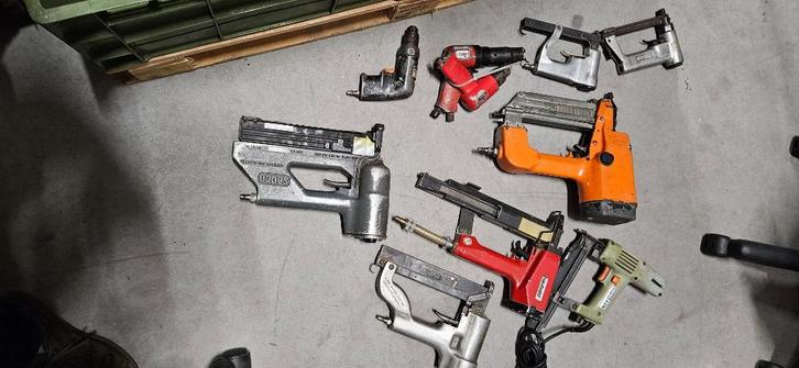 TACKERS ,LUCHT GEREEDSCHAP , IS IN ÉÉN KOOP ! SAMEN € 500, Doe-het-zelf en Verbouw, Gereedschap | Handgereedschap, Zo goed als nieuw