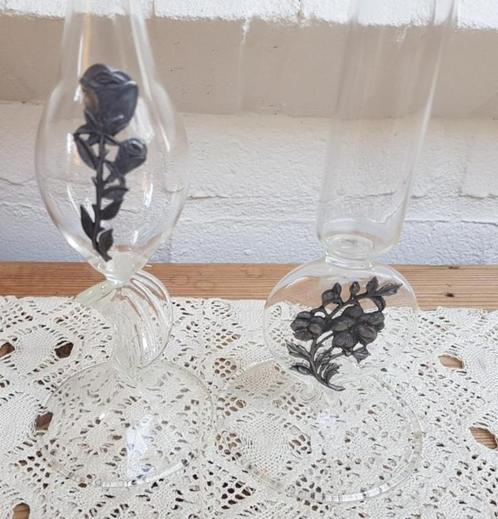 2 Franse hoge smalle glazen vazen met tinnen schildje, Antiek en Kunst, Curiosa en Brocante, Ophalen of Verzenden