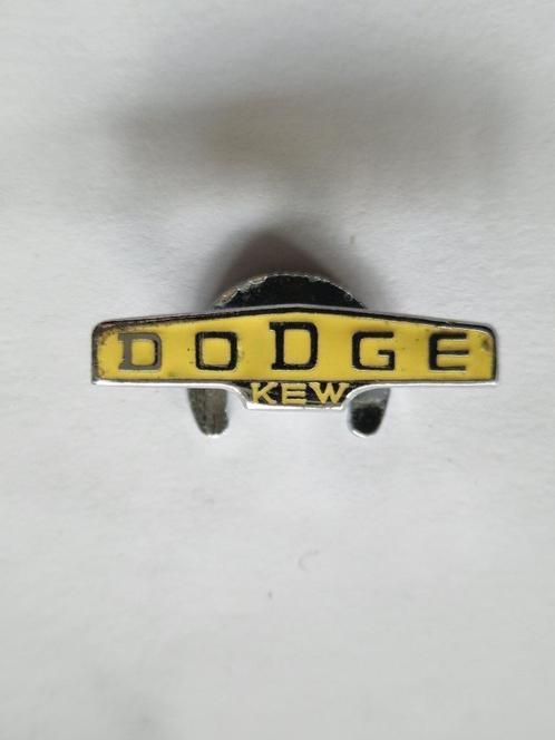 knoop speld Dodge kew 30 x 8 mm, Verzamelen, Speldjes, Pins en Buttons, Gebruikt, Transport, Ophalen of Verzenden